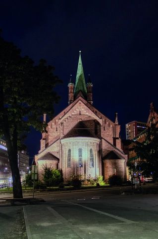 Grønland kirke på kvelden, med SG belysning